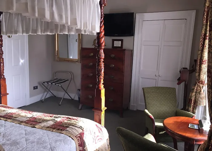 Emmet House 3*